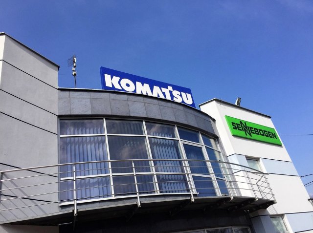 Mycie okien w Komatsu-Poland